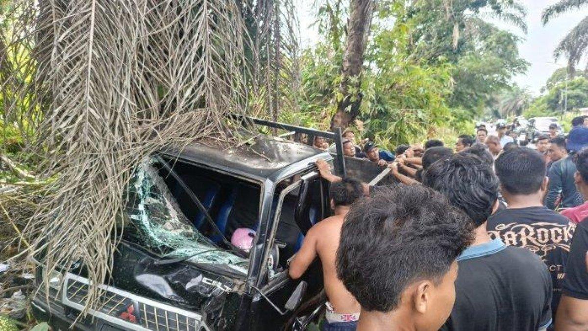 EVAKUASI - Warga saat membantu evakuasi mobil yang menabrak Eka dan anaknya. Peristiwa kecelakaan ini terjadi di RT 05 Kelurahan Sumber Agung Kecamatan Lubuklinggau Utara I, Jumat (6/6/2025) sore.