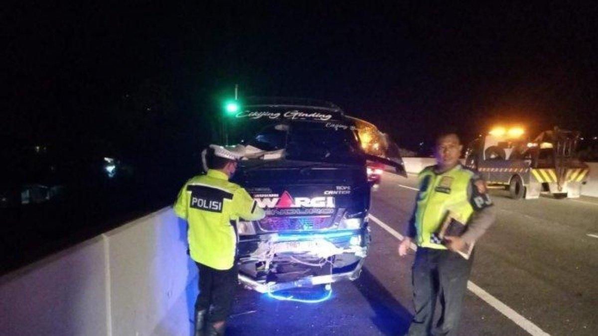 Kecelakaan tunggal mobil elf di kilometer 178 Tol Cisumdawu, tepatnya di kawasan Sirnamulya, Kecamatan Sumedang Utara, Sumedang, Jumat (11/8/2023) malam.
