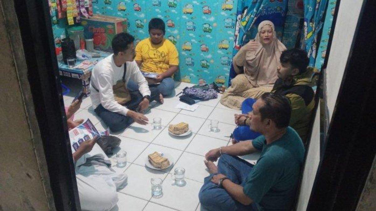 Kediaman Galuh di Rusunawa kedatangan sejumlah tamu.