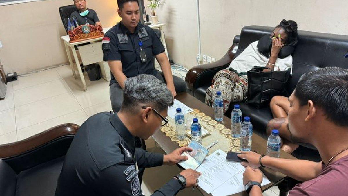 Dua orang warga negara asing (WNA), berinisial CA (26), asal Amerika Serikat, dan AC (36), asal Inggris, saat ditangkap di Bandara Ngurah Rai, Badung, Bali, pada Sabtu (16/12/2023). Keduanya ditangkap lantaran menganiaya pegawai salon kecantikan di Kerobokan Kelod, Kuta Utara, Badung, Bali