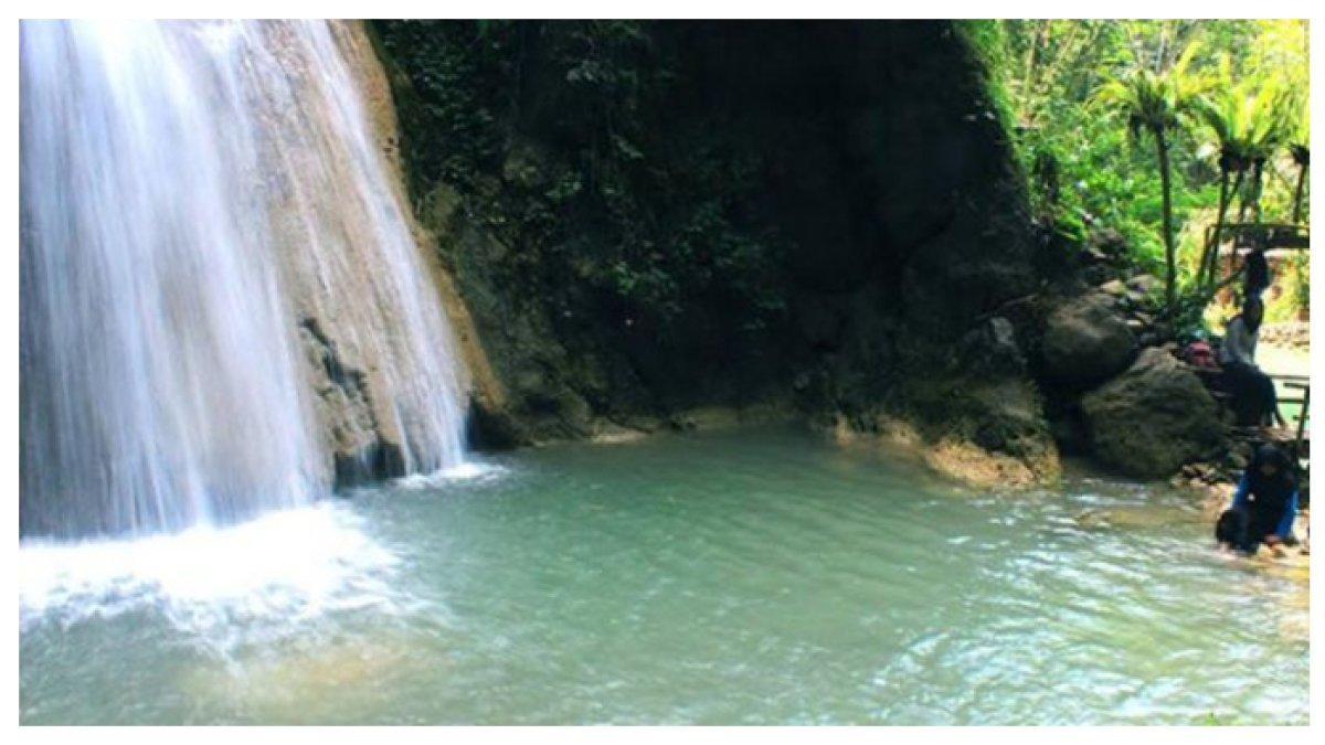AIR TERJUN KEDUNG PEDUT KULON PROGO - Air Terjun Kedung Pedut di Kulon Progo menawarkan kesegaran alami dengan air berwarna biru toska, suasana asri, serta spot foto menarik di tengah alam.