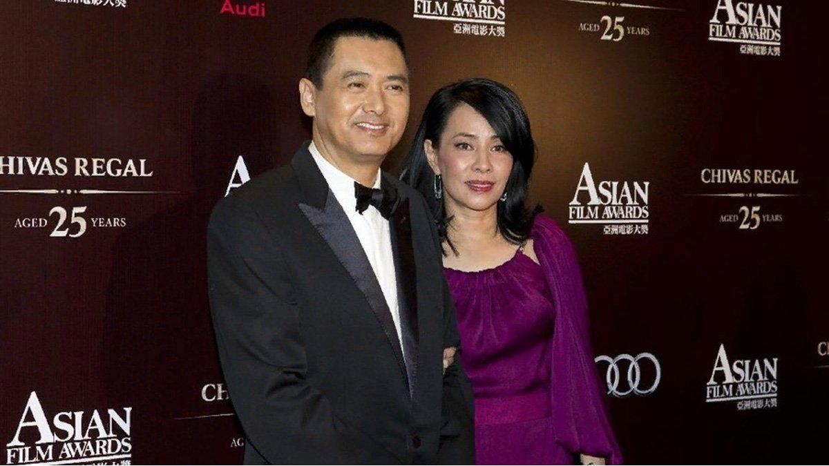 Kehidupan aktor Chow Yun Fat dan Jasmine Tan disorot.