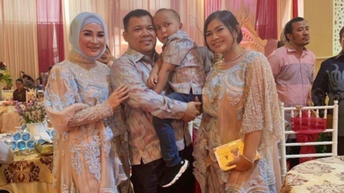 KARIER HAJI ISAM,- Kehidupan mewah Nursam Jhonlin, istri Haji Isam. Sosok Andi Syamsuddin Arsyad alias Haji Isam, mantan tukang ojek yang kini sukses menjadi pebisnis sukses yang bergerak di bidang batu bara di Kalimantan Selatan.