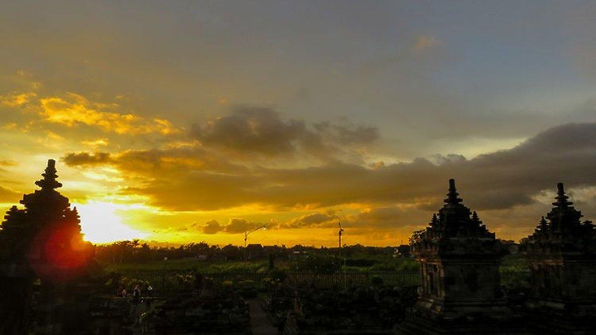 Keindahan Matahari Terbenam di Candi Plaosan Lor, Klaten.
