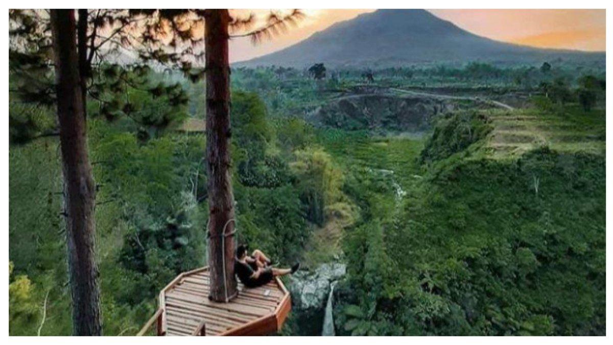 KEINDAHAN DARI ATAS BUKIT - Air Terjun Kedung Kayang di Desa Wonolelo, Sawangan, Magelang, , menawarkan keindahan alam yang memukau bagi para wisatawan.