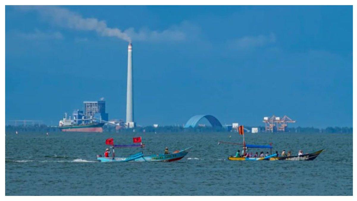 KEINDAHAN LAUT TELUK PENYU - Keindahan Pantai Teluk Penyu memanjakan mata dengan hamparan pasir luas dan panorama Pulau Nusakambangan di seberang. Cocok untuk liburan Lebaran 2025.