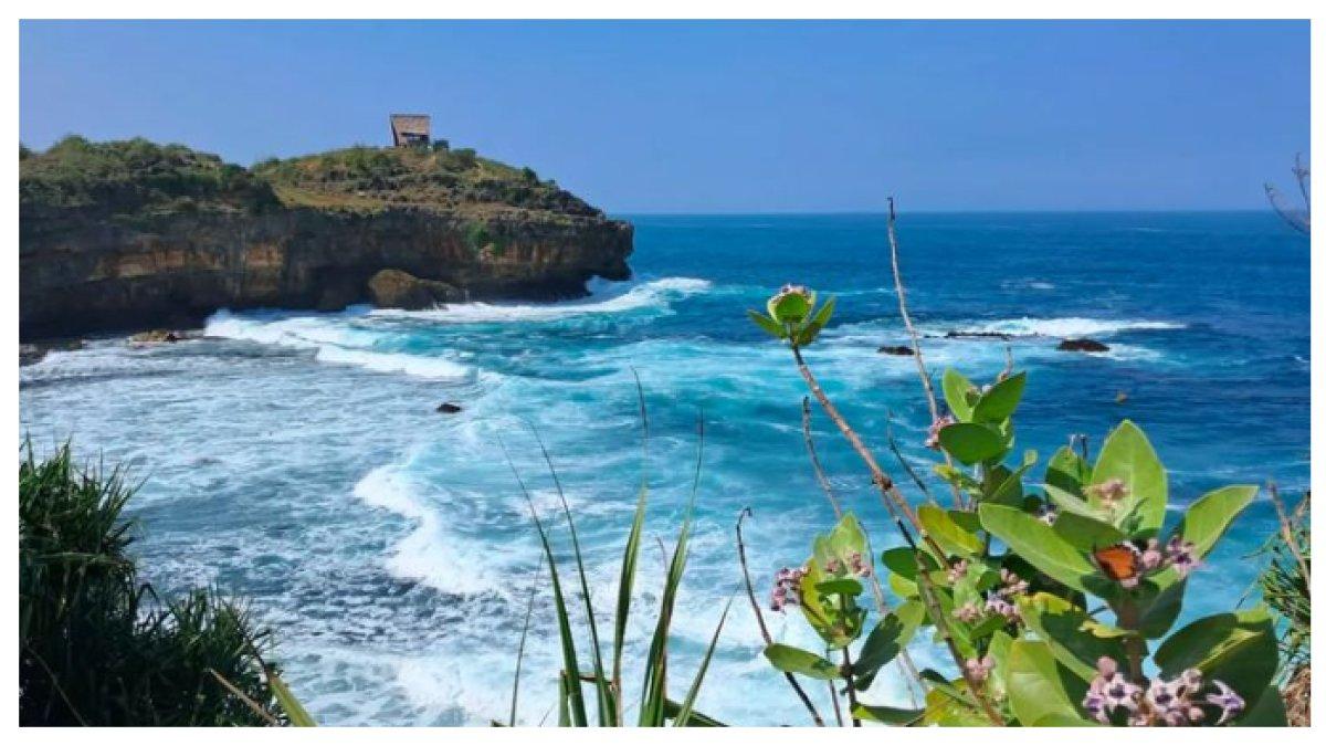 KEINDAHAN PANTAI KASAP PACITAN - Pantai Kasap terletak di Pacitan, Jawa Timur, menawarkan pemandangan alam yang menakjubkan dengan ombak yang tenang dan pasir putih yang mempesona. Cocok untuk bersantai atau menikmati suasana pantai yang damai.