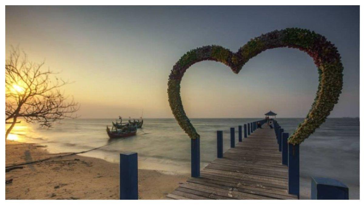 KEINDAHAN PANTAI PASIR PUTIH REMBANG - Keindahan pantai pasir putih Rembang dengan air laut jernih dan suasana tenang bikin betah. Cocok untuk liburan, selfie, dan healing bareng orang tersayang.