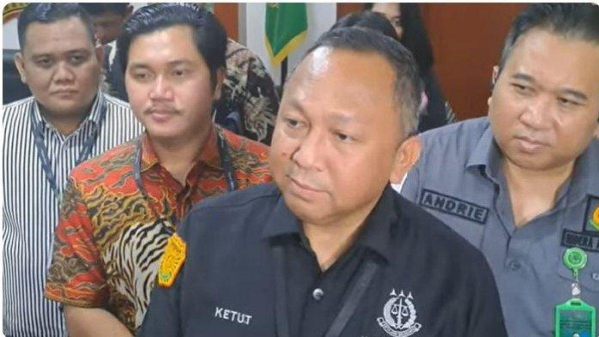 Kejagung berhasil mengamankan 2 mobil dan laptop dari kediaman Sandra Dewi.