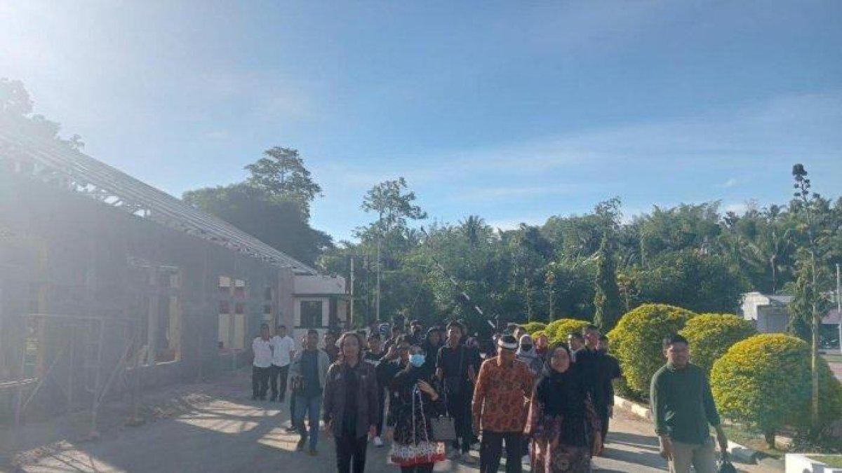 Keluarga Hasan Saputro Marjono, Kuasa Hukum dan Koalisi Anti Kekerasan saat mendatangi Polres Bone Bolango dalam agenda gelar perkara khusus pada Senin 18 Desember 2023