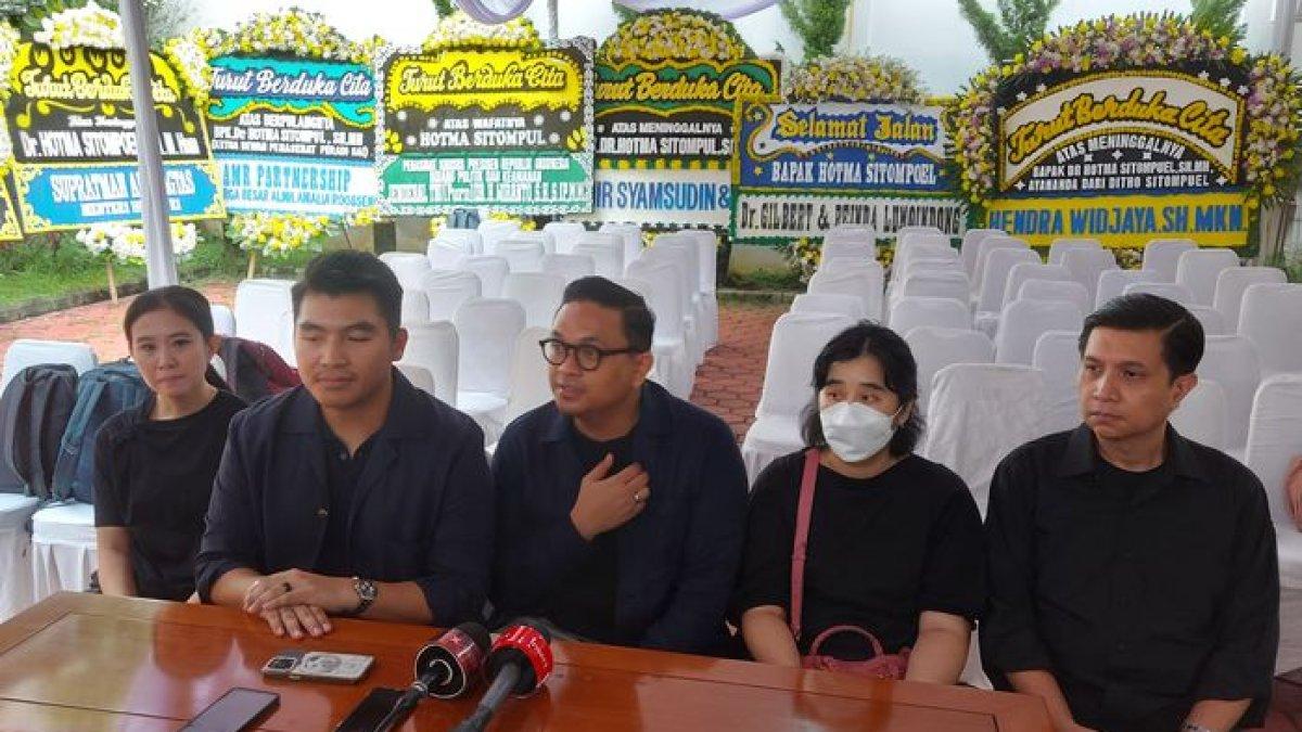 HOTMA SITOMPUL MENINGGAL - Keluarga Hotma Sitompul saat Grid.ID temui di rumah duka di kawasan Cipete, Jakarta Selatan, Kamis (17/4/2025).