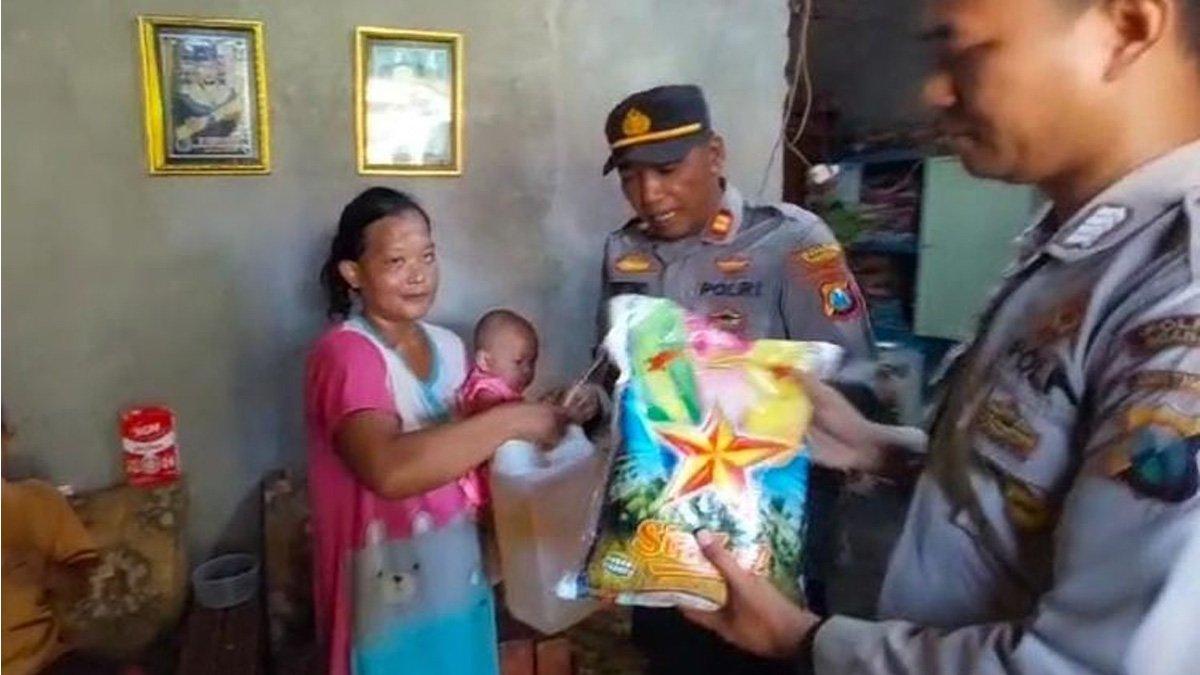 Keluarga Muhammad Ilun Zainul Huda (11) saat menerima bantuan sosial