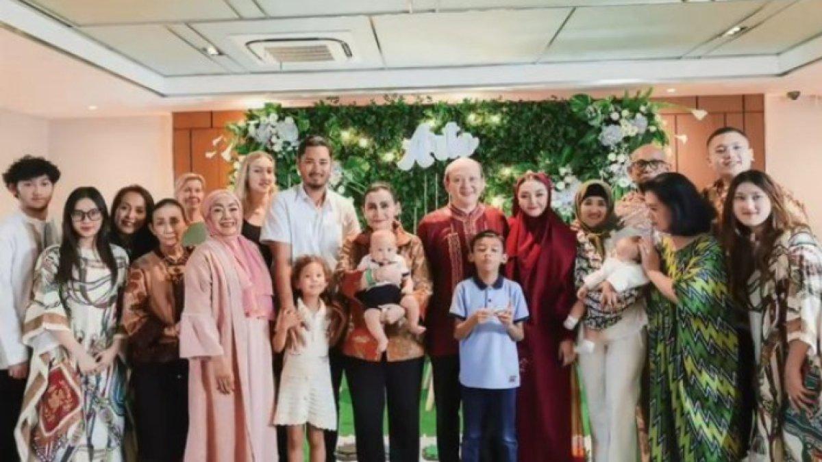 Keluarga Soeharto tampak hadir di acara tedak sinten Baby Arto.
