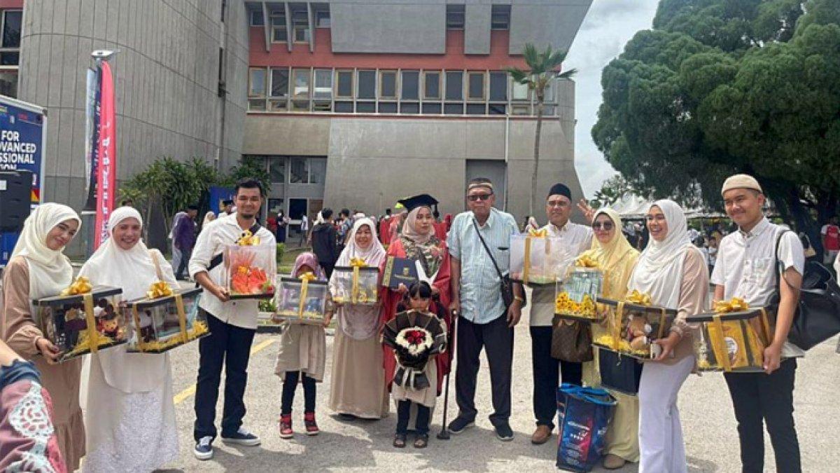Keluarga beri kejutan ke Nurin yang wisuda, bawakan kotak seserahan, ini isinya