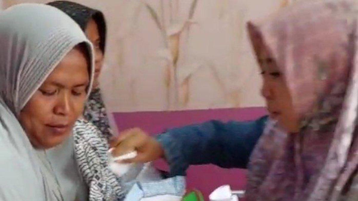Keluarga ibu Titin sedang berkemas untuk pulang ke rumah setelah dibantu biaya pelunasan rumah sakit