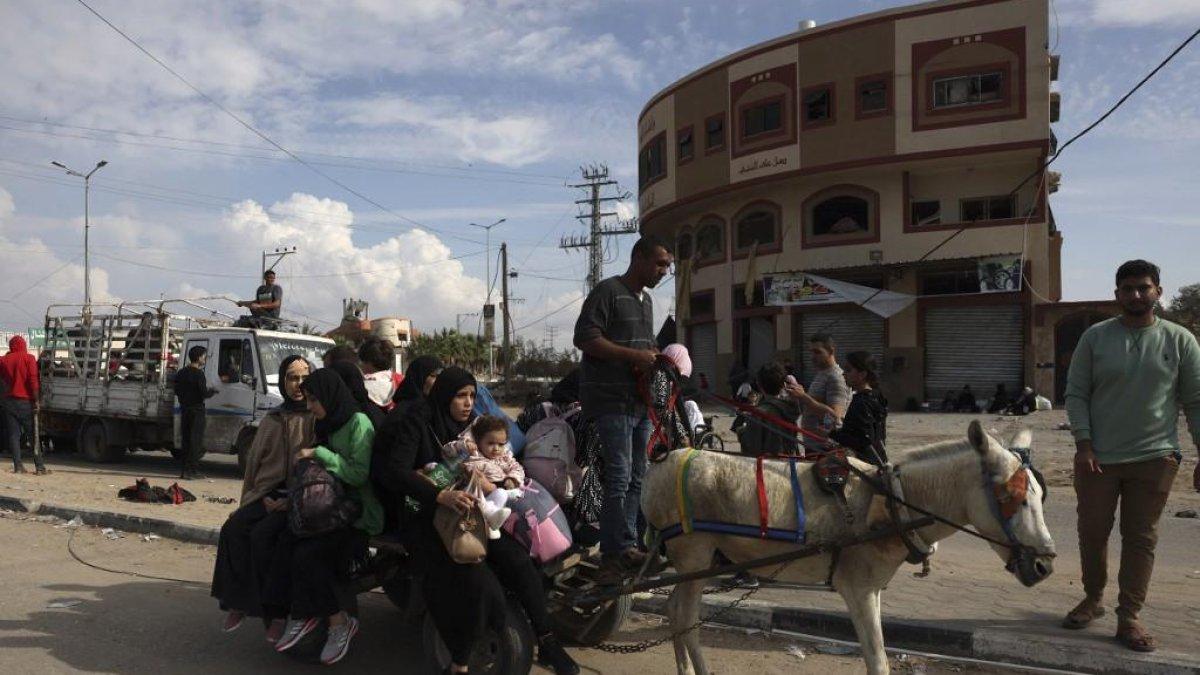 Sebuah keluarga yang melarikan diri dari pemboman Israel di Gaza, menaiki kereta keledai dari rumah mereka di wilayah utara Bureij ke selatan di tengah Jalur Gaza, pada 14 November 2023.