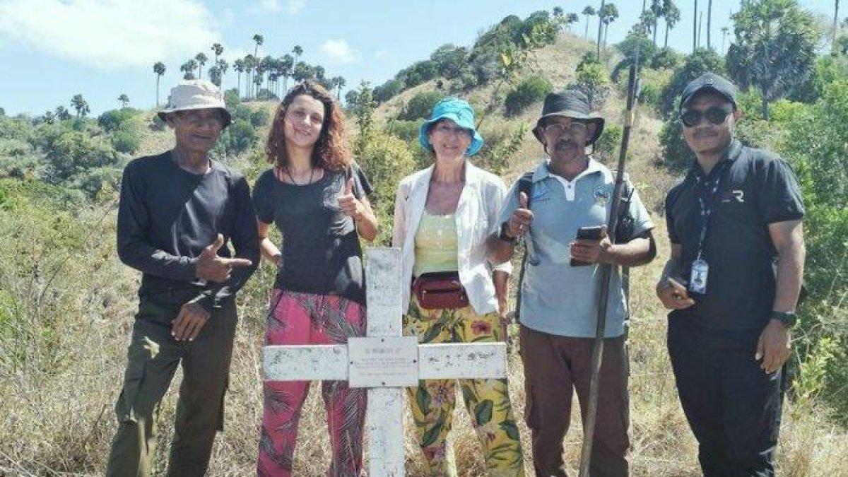Keluarga mengunjungi pusara tanpa jasad milik Baron Rudolf Reding Von Biberegg, wisatawan asal Swis di Taman Nasional Komodo beberapa hari lalu.