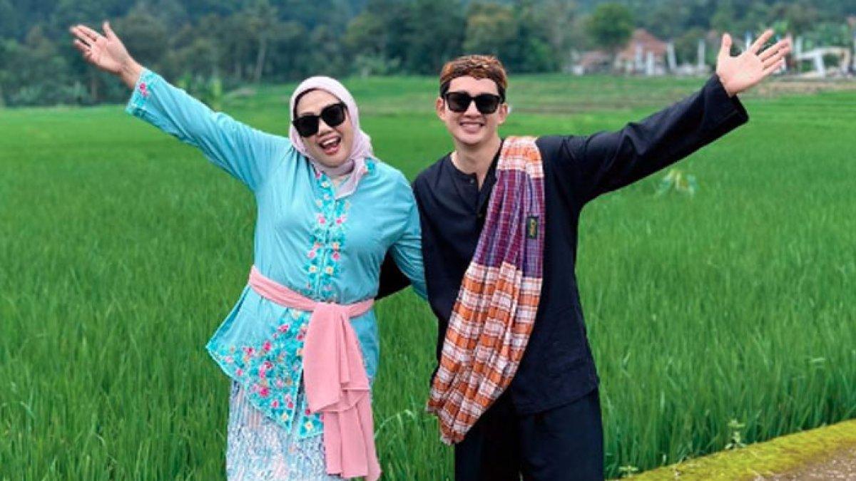 Kemesraan Elly Sugigi dan Kiki Farel saat liburan, pacaran?