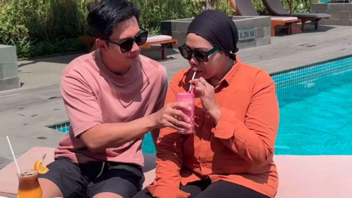 Kemesraan Elly Sugigi dan Kiki Farel saat liburan, pacaran?