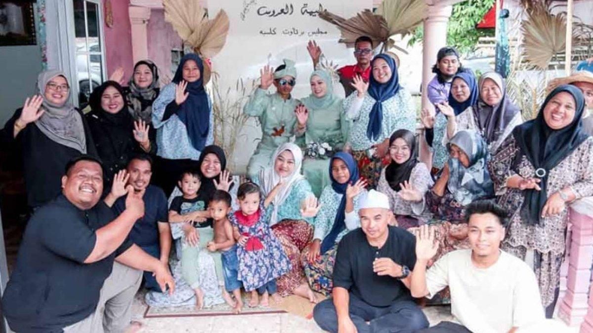 Kenal lewat TikTok, Elya berusia 50 tahun dinikahi Aizat yang berusia 27 tahun