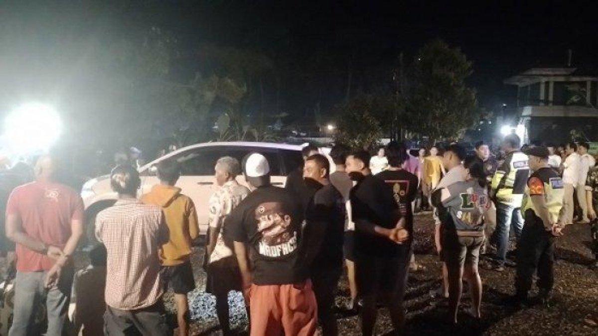 Kendaraan korban menabrak plang warung makan usai dibegal