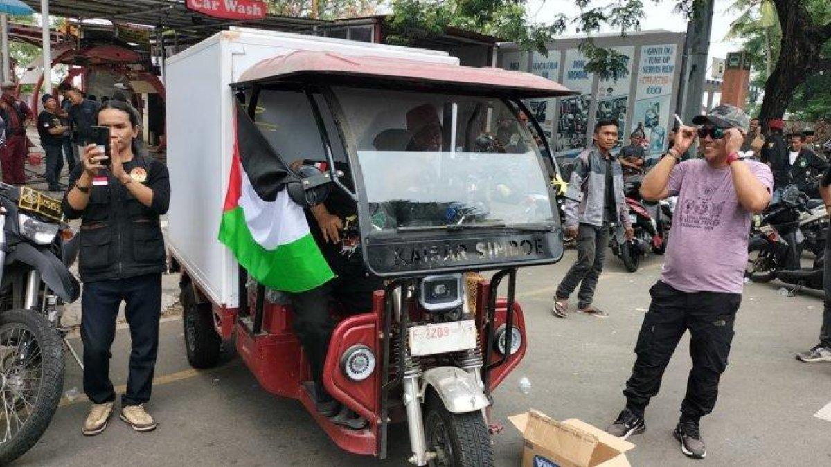 Kendaraan yang dipasang bendara Palestina, bendara tersebut sempat diminta dilepas oleh satpam
