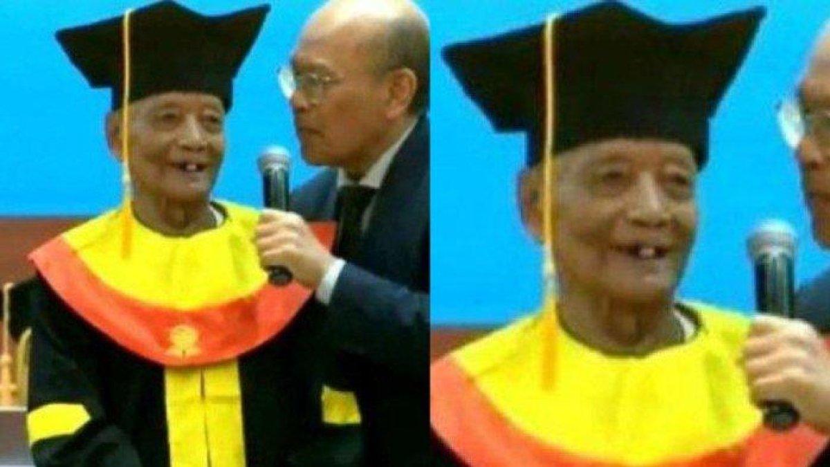 Kendati usia tak lagi muda, Mbah Moen daftar kuliah hingga berhasil lulus dan menjadi wisudawan tertua di kampus.