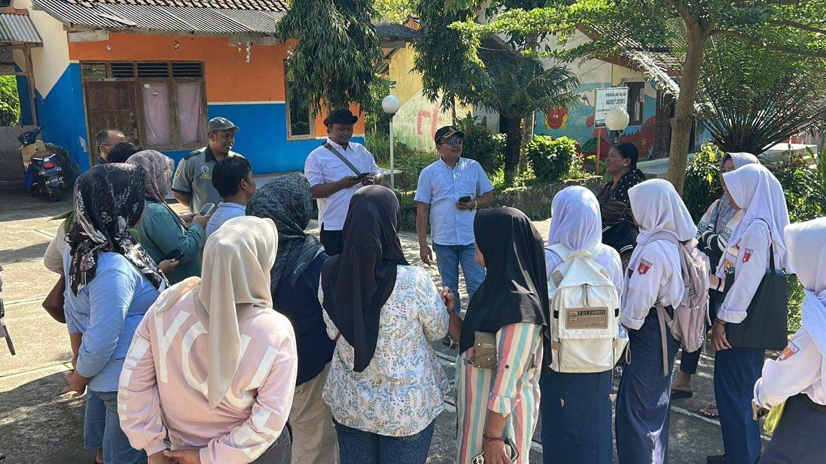 PENDIDIKAN DI KLATEN - Kepala Desa Tlogowatu Suprat Widoyo bersama siswa lulusan SMP yang akan mendaftar di SMA Negeri 1 Karangnongko Kampus 2 atau sekolah jauh, Rabu (18/6/2025).