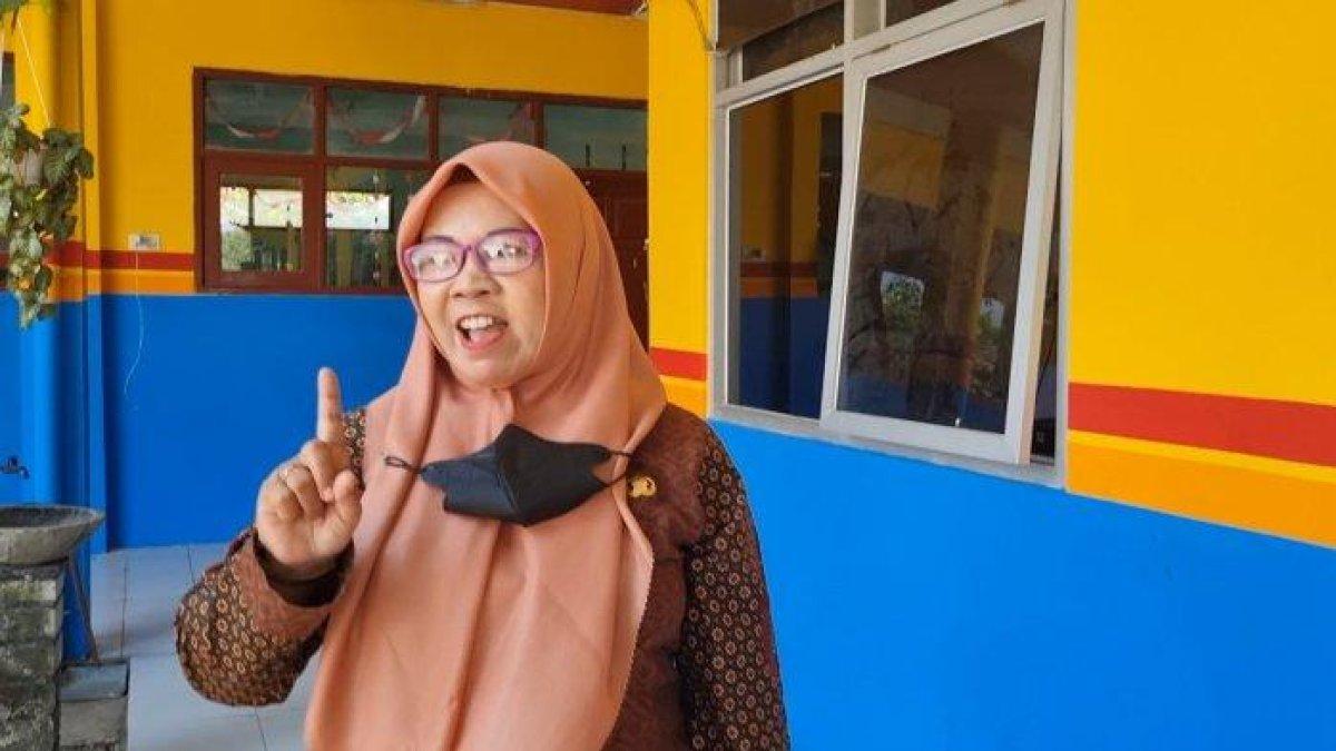 Kepala Sekolah 236 Menganti, Umy Latifah saat memberikan keterangan kepada awak media soal kasus murid SD dicolok matanya pakai tusuk pentol