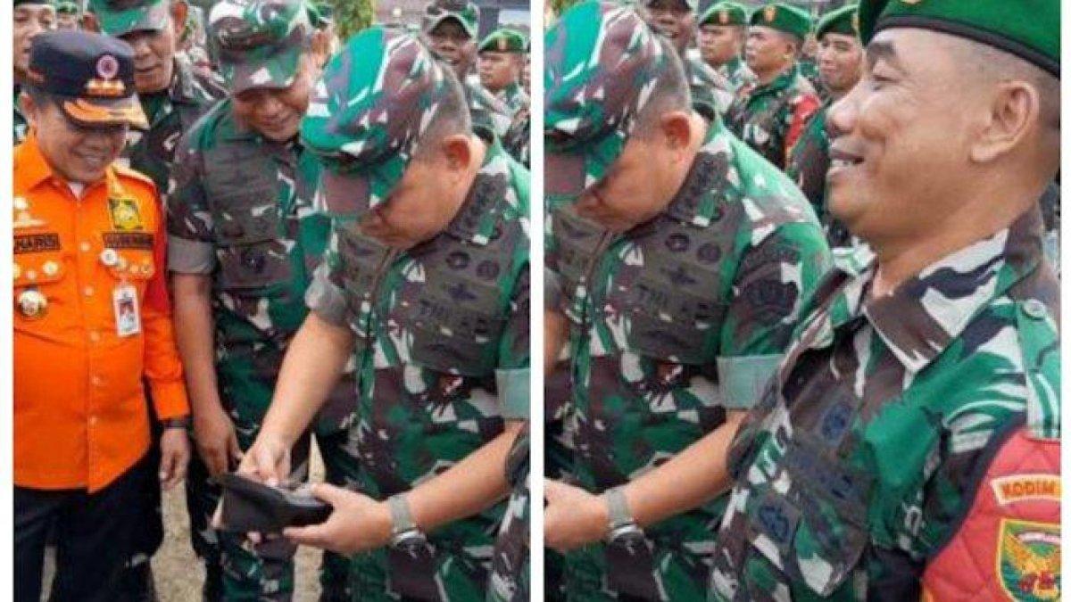 Kepala Staf TNI Angkatan Darat (KASAD) Jenderal TNI Dudung Abdurachman menemukan seorang anggota Babinsa yang dompetnya hanya berisi uang Rp 2.000.