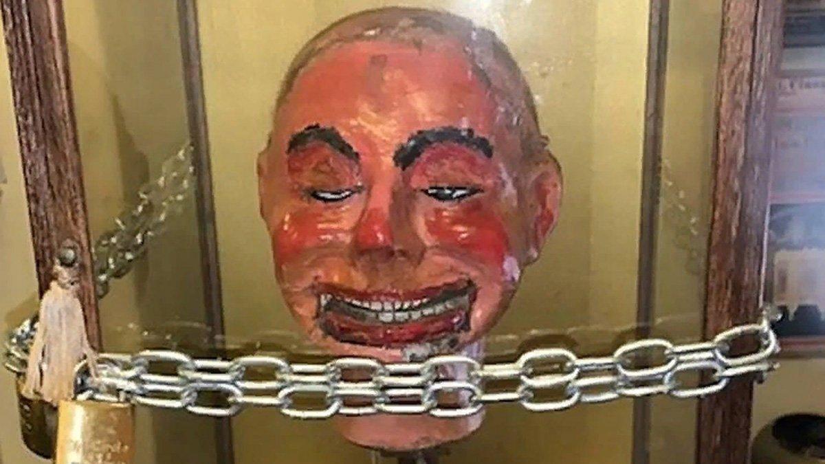 Kepala boneka yang ditemukan di kamp konsentrasi NAZI.