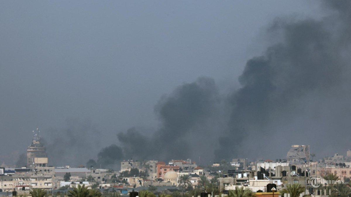 Kepulan asap mengepul di atas Khan Yunis dari Rafah di jalur Gaza selatan selama pemboman Israel pada, Senin (8 Januari 2024) di tengah konflik yang sedang berlangsung antara Israel dan kelompok Pejuang Rakyat Palestina (Hamas).