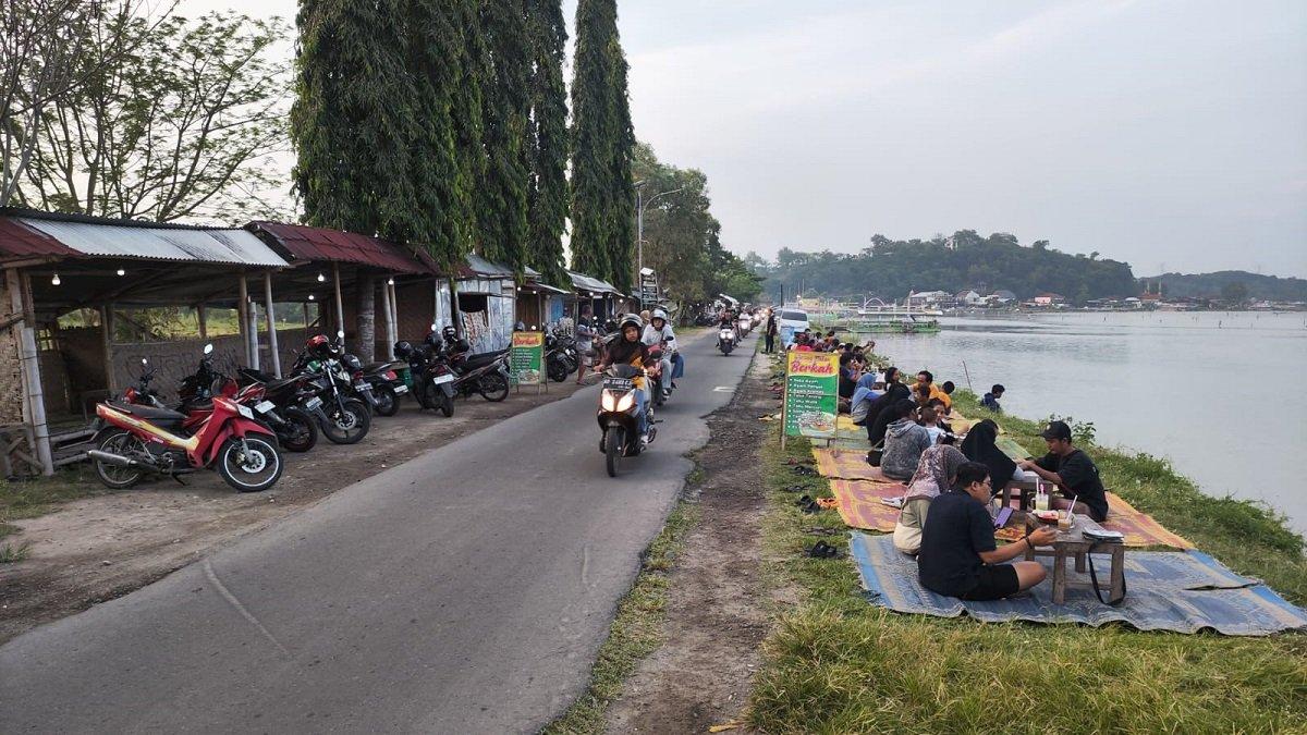 Keramaian pengunjung di kawasan Rowo Jombor