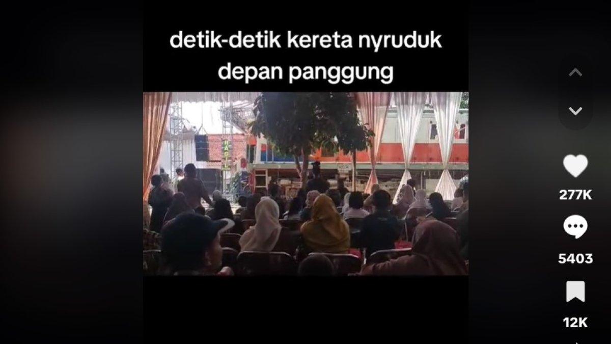 Kereta api melintas di tengah acara resepsi pernikahan.