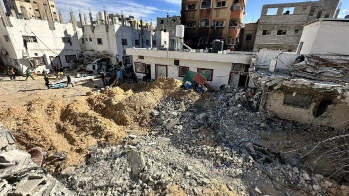 Kerusakan di halaman Rumah Sakit Kamal Adwan setelah Pasukan Pertahanan Israel (IDF) melintasi tenda-tenda pengungsi Palestina sebelum menarik pasukannya pada Sabtu (16/12/2023). Orang-orang terkubur hidup-hidup dan terluka setelah penyerangan tersebut.