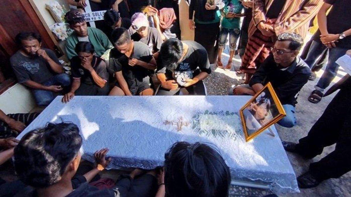 Kesaksian Monika, ibu dari Jessica Sollu yang ditemukan tewas setelah disetubuhi dan dibunuh oleh sopir travel di Luwu Timur, Sulawesi Selatan.