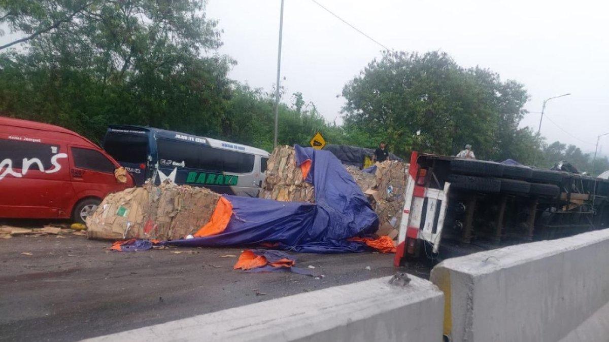 Kesaksian pria bernama Johnson Tambunan (47), korban selamat dari kecelakaan beruntun Tol Cipularang KM 92 Purwakarta, Jawa Barat.