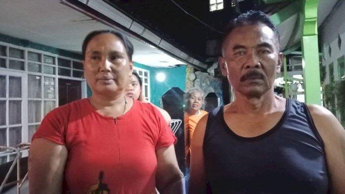 Dedeh Kurnia (54), dan Udin Syarifuddin (58), pasangan suami istri saat dijumpai Tribun Jabar.id, di depan rumahnya di Kampung Citangulun RT 01/04, Desa Cintamulya, Kecamatan Jatinangor, Sumedang, Rabu (21/2/2024) malam.