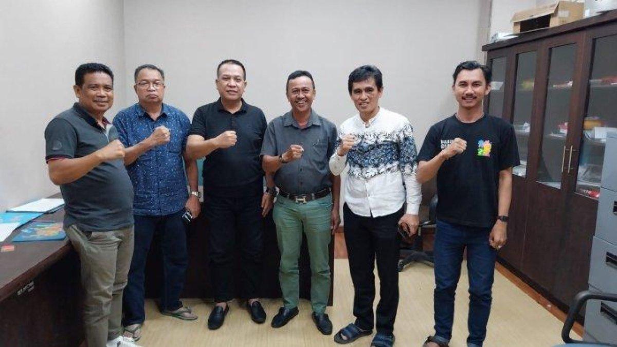 Ketua DPD PAN Makassar (kedua dari kanan) Hamzah Hamid bersama tim p