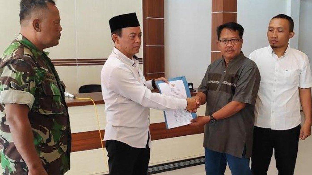 Ketua Forum Peduli Bogoran, Nur Salim dengan Kepala Desa Bogoran, Ihsanuddin