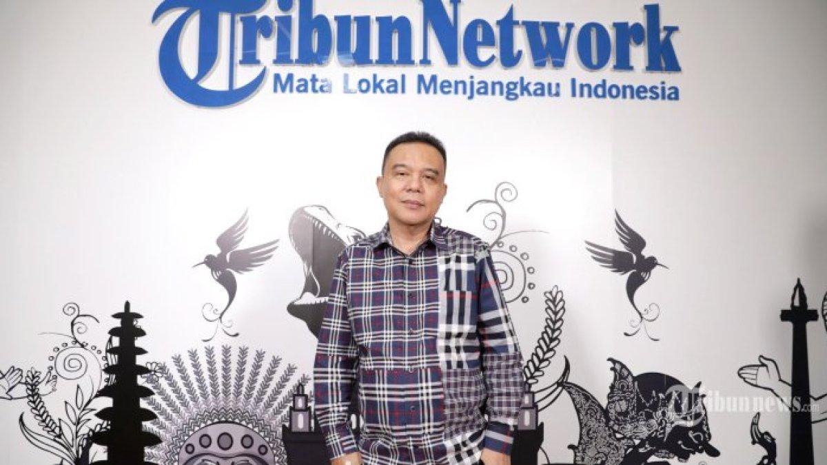 Ketua Harian DPP Partai Gerindra yang juga Wakil Ketua DPR Sufmi Dasco Ahmad berpose usai wawancara khusus di Kantor Tribun Network, Jakarta, Selasa (21/3/2023).