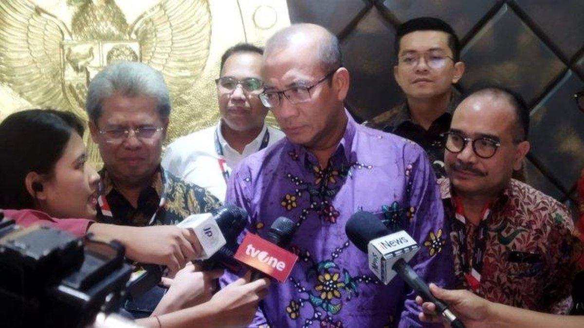 Ketua KPU RI Hasyim Asy'ari usai menyambut kedatangan TPN Ganjar-Mahfud di Kantor KPU RI, Jakarta, Selasa (9/1/2024). - KPU menegaskan tidak akan mengubah format debat capres-cawapres, meskipun mendapatkan kritikan dari Presiden Jokowi, sebut sudah disepakati bersama.