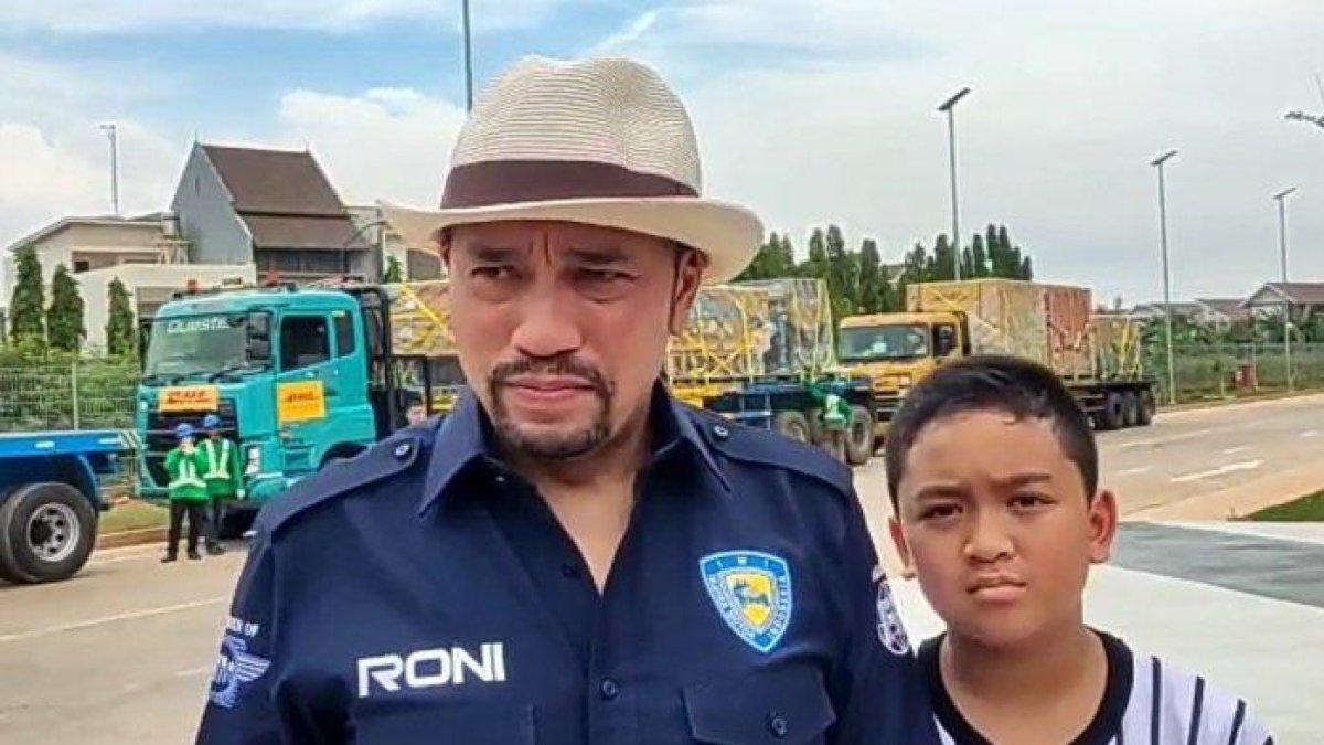 Ketua Panitia Penyelenggara Formula E Jakarta Ahmad Sahroni saat memantau kedatangan truk pengangkut mobil balap listrik di Jakarta International Stadium, Tanjung Priok, Jakarta Utara, Minggu (22/5/2022).