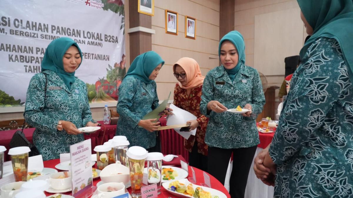 LOMBA MASAK KLATEN - Ketua TP PKK Klaten Fahrani Hamenang Wajar Ismoyo berkeliling menilai lomba kreasi olahan pangan lokal B2SA dan lomba masak ikan, pada Selasa (22/7/2025).
