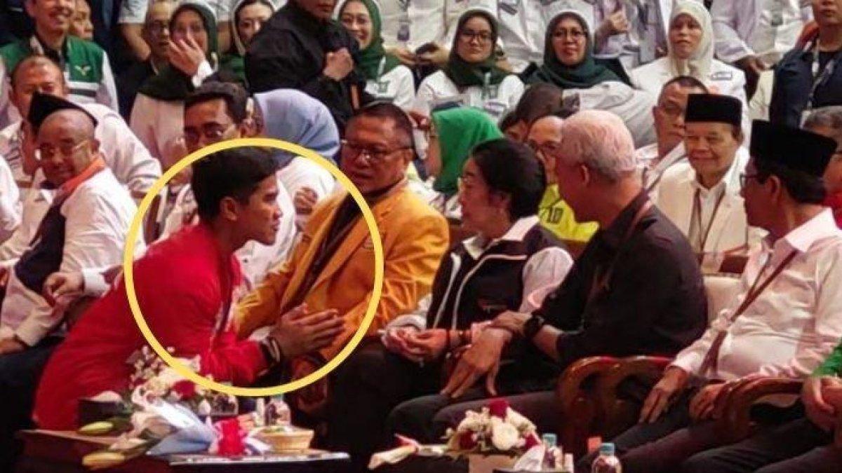 Ketua Umum PSI Kaesang Pangarep mencium tangan Ketua Umum PDIP Megawati Soekarnoputri di KPU, Jakarta, Selasa (14/11/2023). Terungkap ini yang dibicarakan Kaesang dan Megawati.