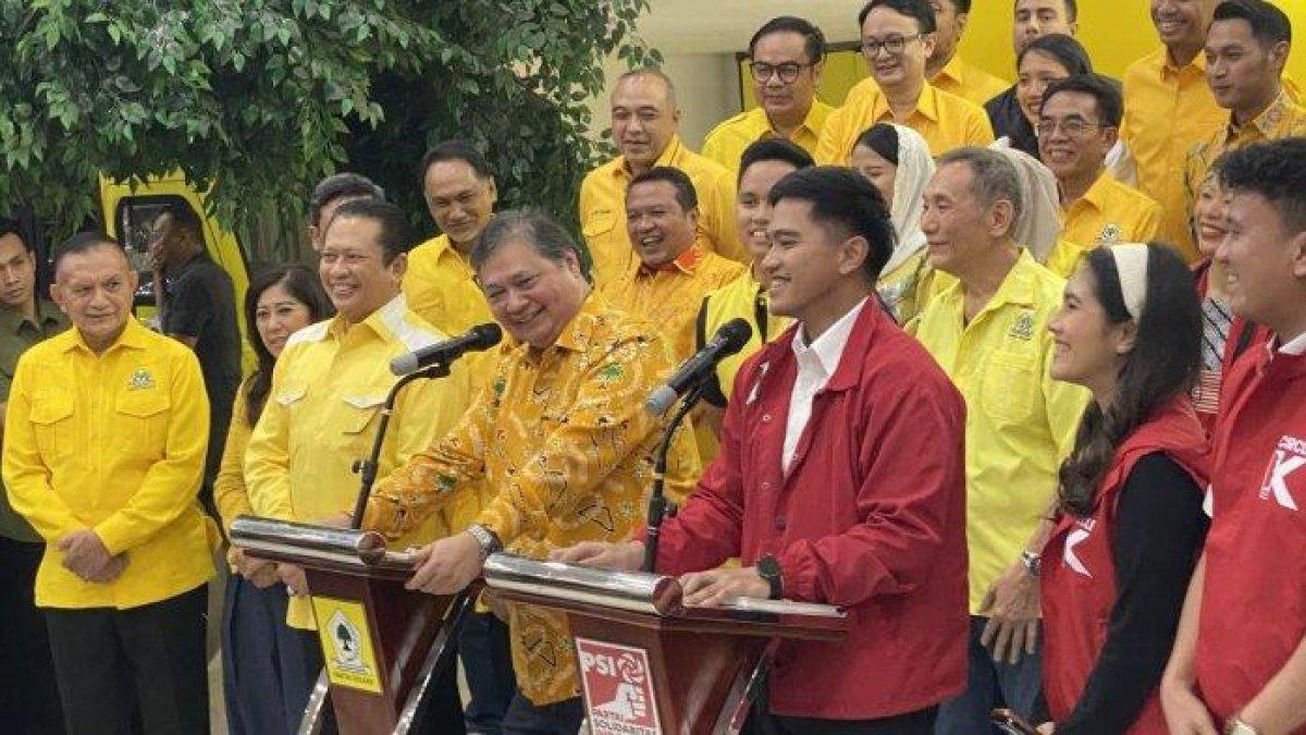 Ketua Umum Partai Golkar, Airlangga Hartarto dan jajaran pengurus DPP Partai Golkar didampingi mengungkapkan Ketua Umum PSI Kaesang Pangarep dan jajaran beri keterangan pers usai pertemuan membahas Pilkada Serentak 2024 di Kantor DPP Golkar, Slipi, Jakarta, Kamis (11/7/2024).