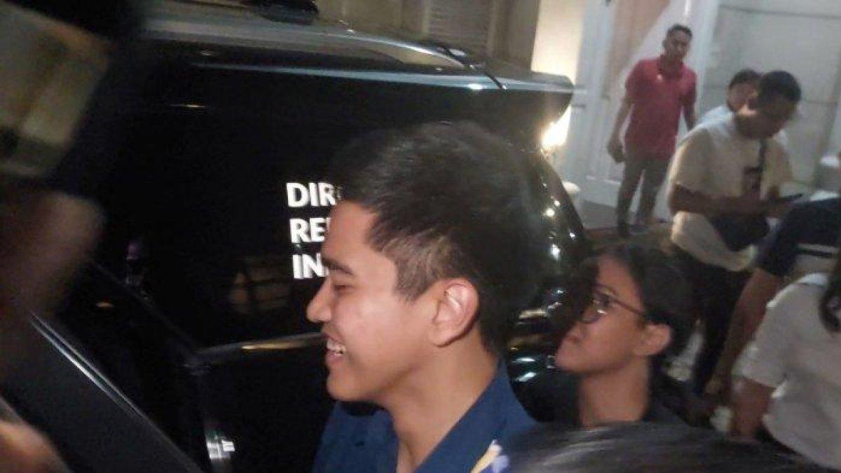Ketua Umum Partai Solidaritas Indonesia (PSI) sekaligus putra bungsu Presiden Joko Widodo (Jokowi), Kaesang Pangarep, beranjak meninggalkan kantor DPP PSI, Jakarta, Rabu (4/9/2024).