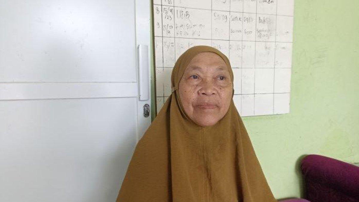 Ketua Yayasan Panti Asuhan Al-Ikhlas Ropiah saat ditemui dikediamannya