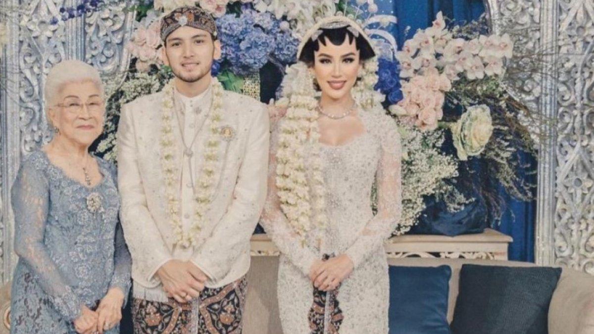 Kezia Toemion pakai kebaya.