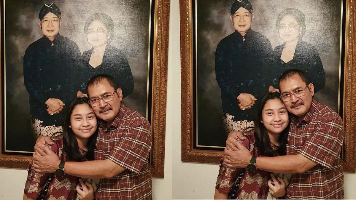 Khirani berfoto di depan gambar Soeharto dan Ibu Tien.